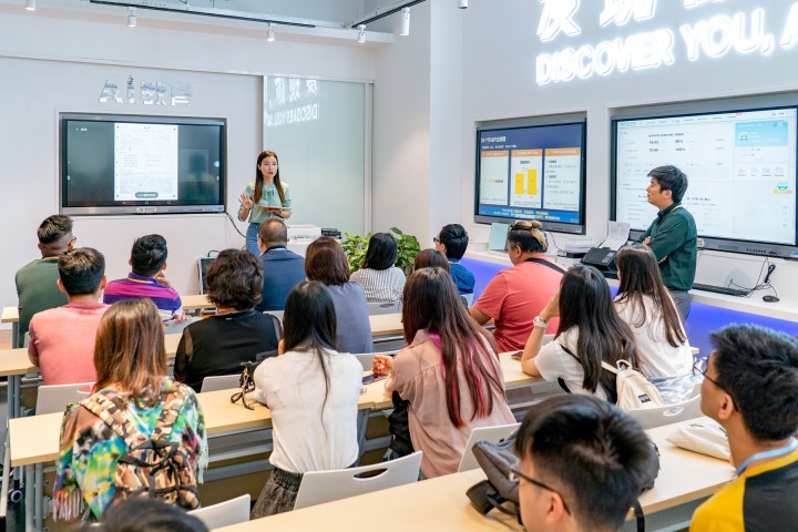 參加者專注聆聽負責人介紹企業核心業務