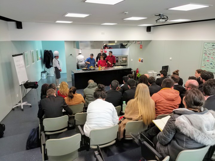 同行的澳門土生葡人廚師在波爾圖為旅業學生示範烹調美食