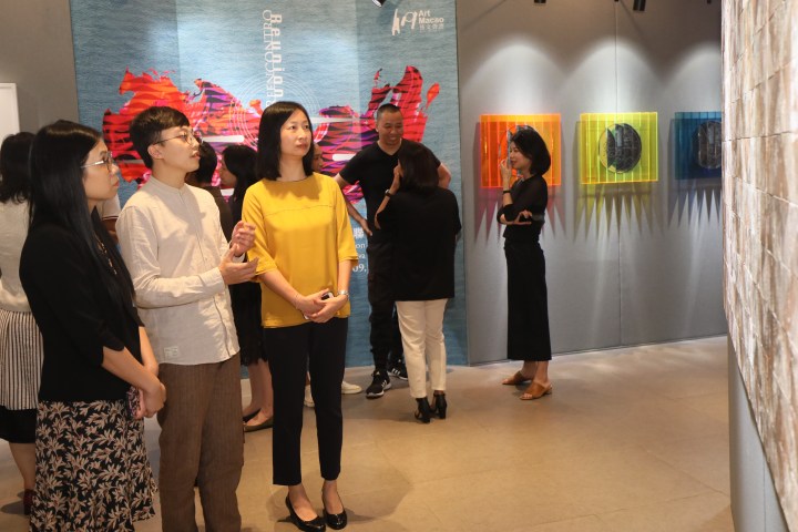 嘉賓們參觀作品展