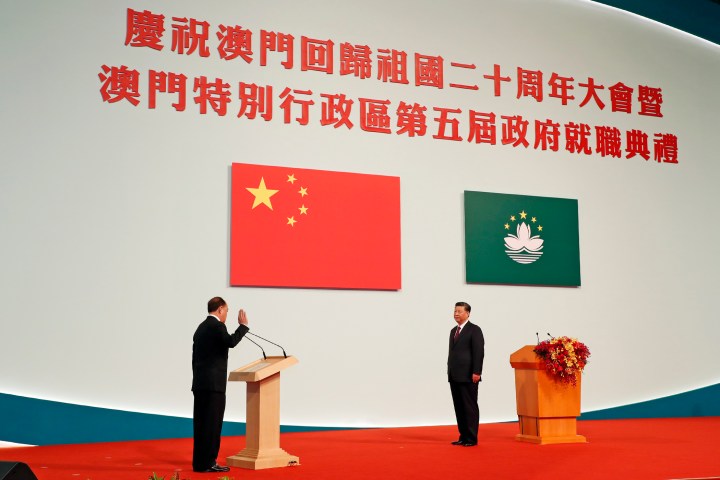 在國家主席習近平監誓下，澳門特別行政區第五任行政長官賀一誠宣誓就職。