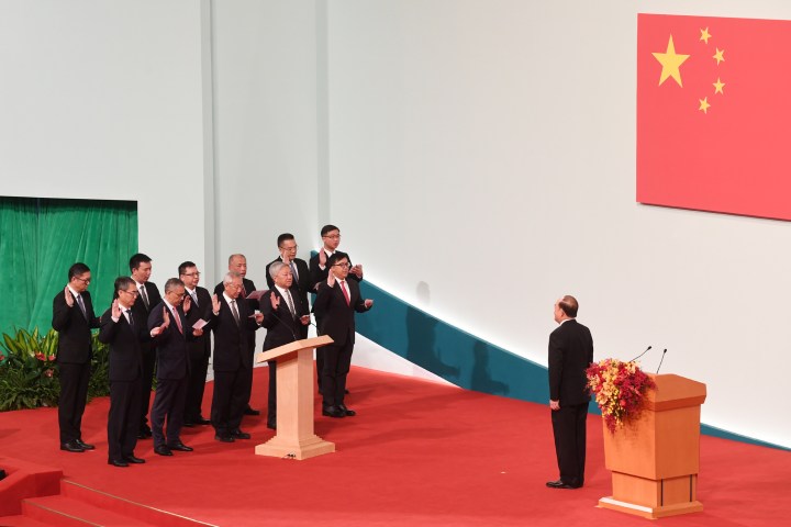 在行政長官賀一誠監誓下，澳門特別行政區第五屆行政會委員宣誓就職。