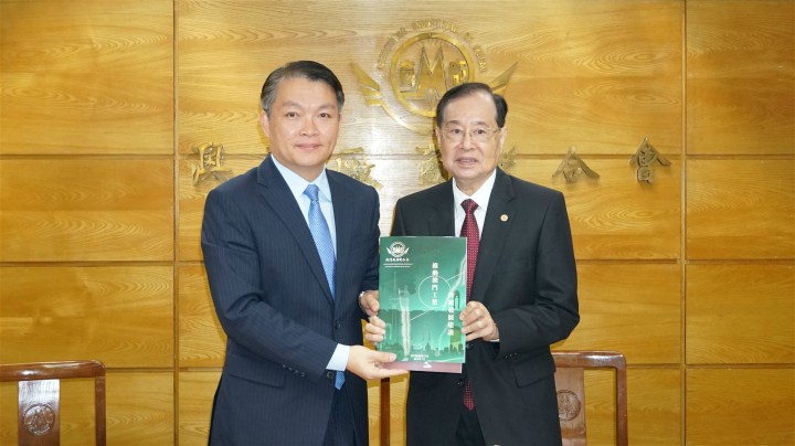 崔煜林會長向李偉農司長致送《推動澳門工業持續發展建議》供特區政府參考。