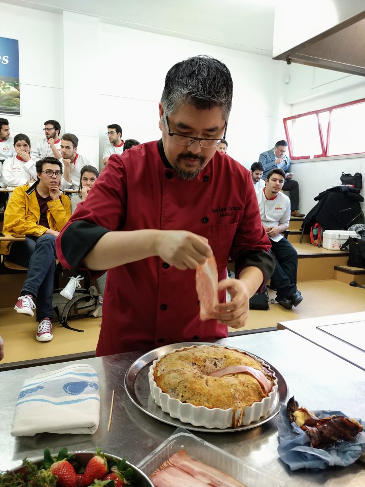 廚師歐嘉努在里斯本為旅業學生烹調葡式焗肉餅