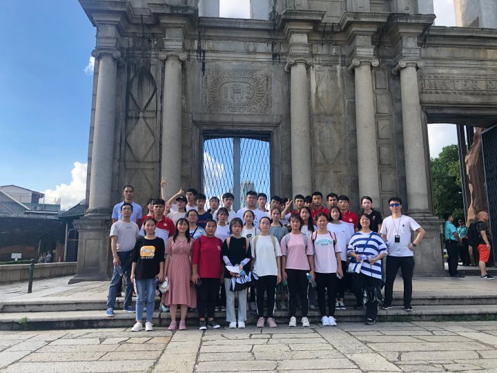 從江縣師生在大三巴前合照