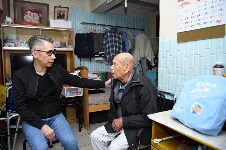 房屋局局長山禮度向社屋獨居長者送上節日關懷和祝福