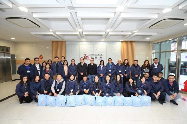 房屋局組織30多人探訪社屋長者