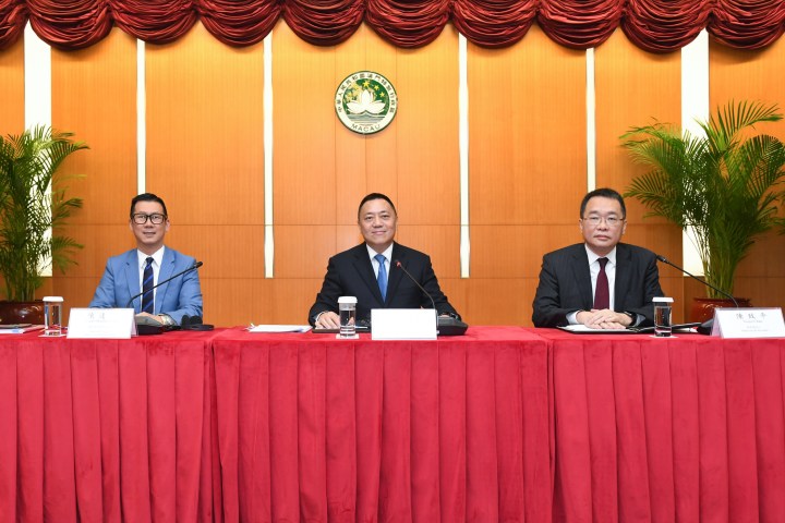 政府發言人辦公室就特區政府批准延長兩間幸運博彩經營者批給合同之申請事宜舉行新聞發佈會，經濟財政司司長梁維特出席發佈會。