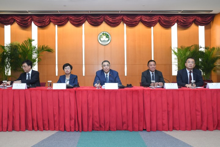 政府發言人辦公室舉行新聞發佈會，就政府向立法會要求刪除引介、一般性討論及表決《修改二零一九年財政年度財政預算》法案與《修改第112009號法律〈打擊電腦犯罪法〉》法案兩