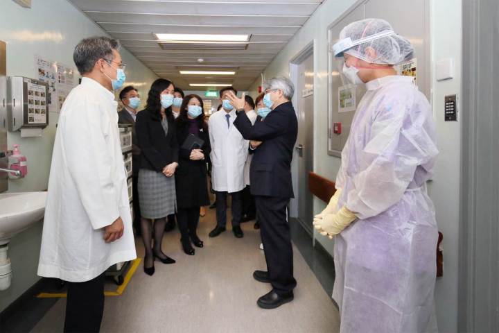 歐陽瑜司長聽取衛生局領導介紹傳染病分流設施與設備