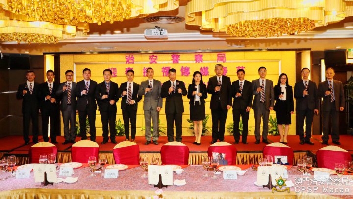 治安警察局領導及主管向傳媒朋友祝酒