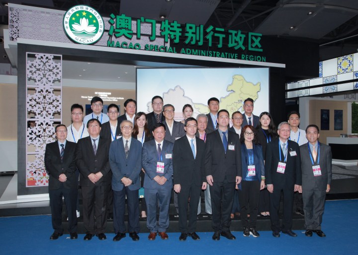 澳門企業家代表團於澳門館前合照