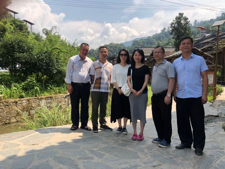 澳門旅遊學院兩位教授(左三、左四)和從江縣文體廣電旅遊局副局長陳德鋒(右二)等合照