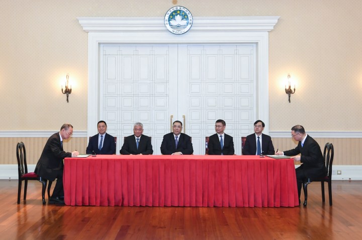 行政長官崔世安與國家科學技術部部長王志剛共同見證《關於建設粵澳青年創新創業基地（中山）的合作框架協議》的簽署儀式