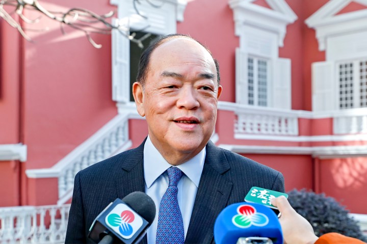 行政長官賀一誠於第五屆特區政府首個工作日到政府總部上班，履行新職務。