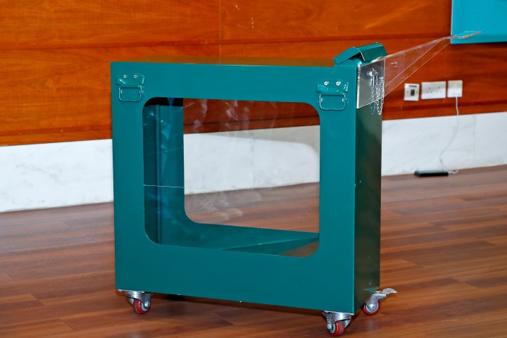 行政長官選舉委員會委員選舉將於2019年6月16日舉行，屆時將繼續採用2014年選舉保留下來的票箱。