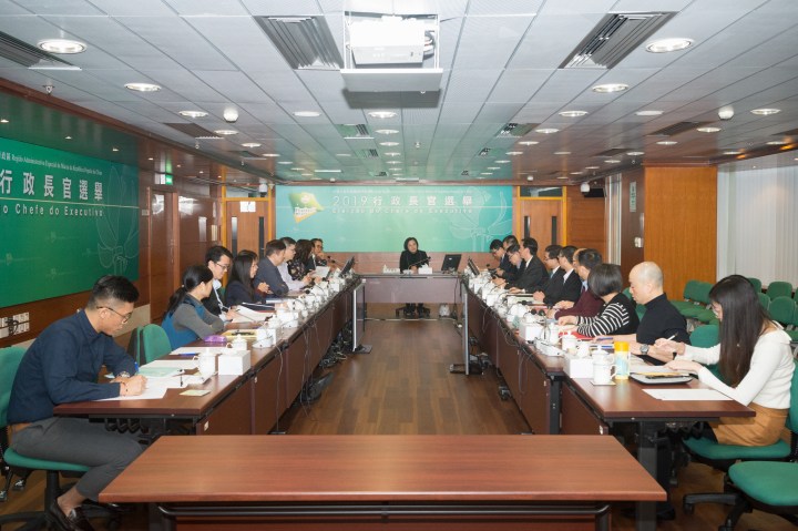 行政長官選舉管理委員會與印務局代表會面，就行政長官選舉委員會委員選舉的選票設計及製作等事宜交換意見。