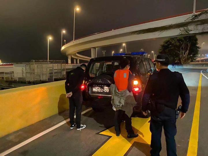 海關拘捕涉案的偷渡客