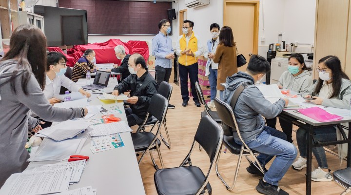 經濟局及澳門街坊會聯合總會負責人到現場視察及協調商戶接洽工作