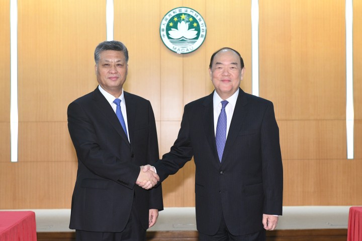 行政長官賀一誠與到訪澳門的廣東省省長馬興瑞親切握手