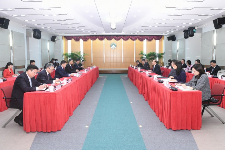 行政長官賀一誠與廣東省省長馬興瑞分別率領政府代表團，在澳門舉行粵澳深度合作區總體方案工作會議。