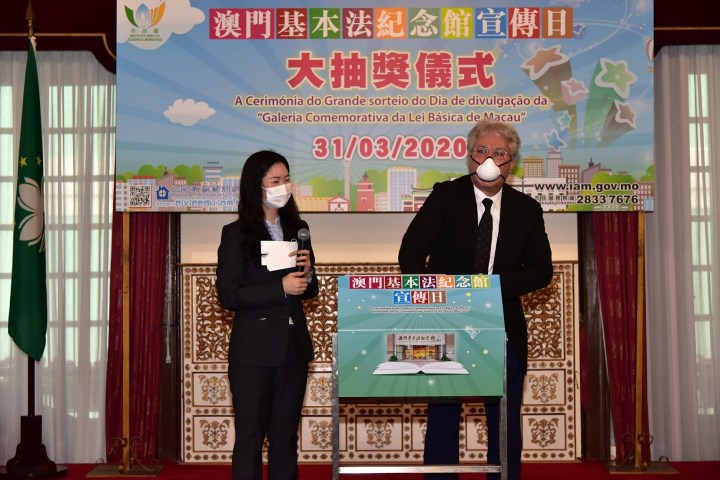 219 市政諮詢委員會主席司徒民義抽出得獎者