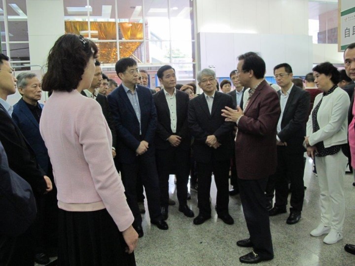 中山大學腫瘤防治中心副主任彭望清向參訪團介紹該院的臨床試驗中心和放射治療中心