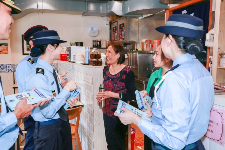 向商戶派發宣傳小冊子，並呼籲其參加4月27日的“水晶魚2019”民防演習