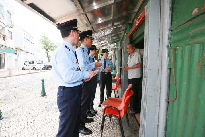 向市民講解民防知識並聆聽其意見