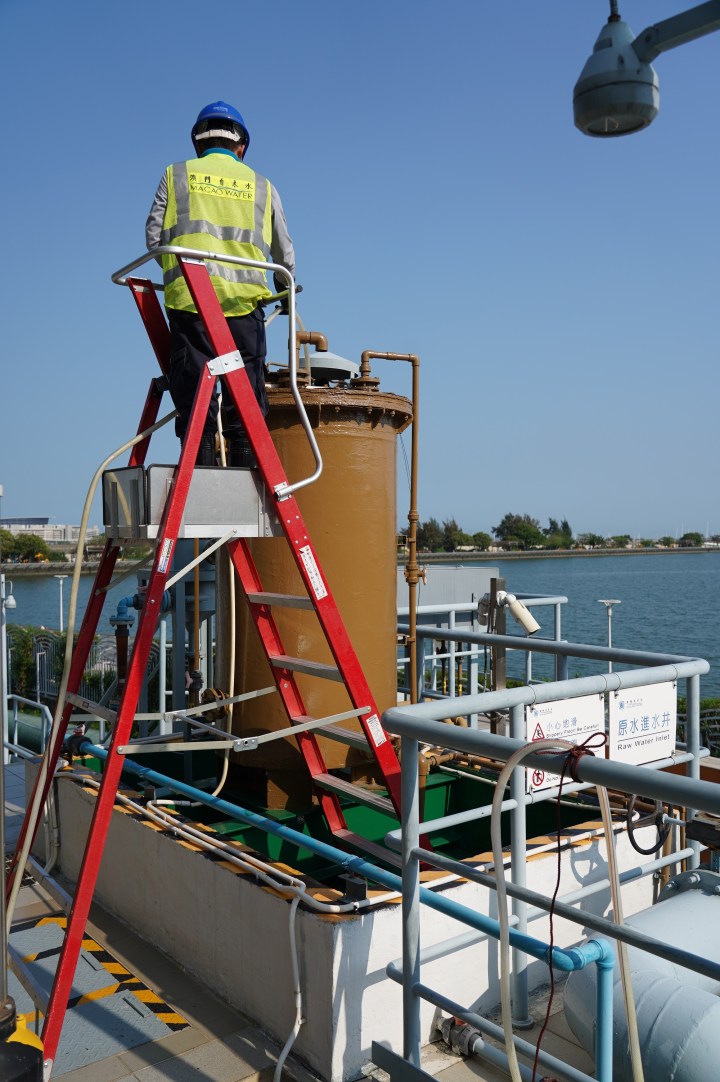 工作人員手動添加聚合氯化鋁