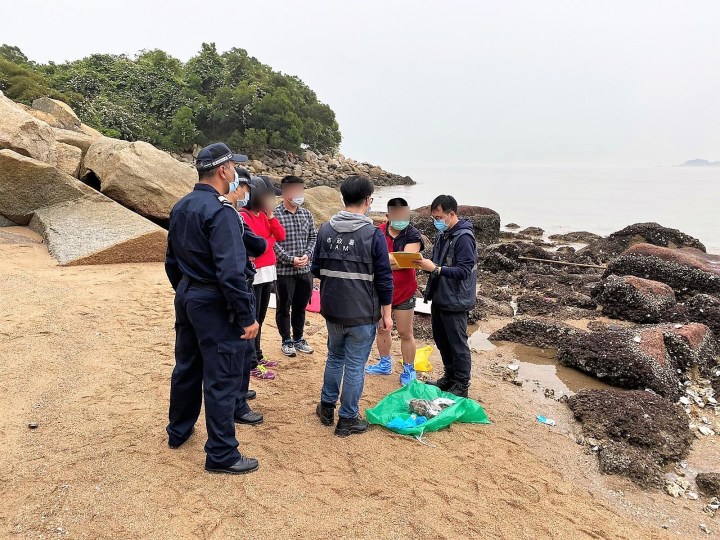 市政署對沿岸採捕水生野生動物人士作出檢控,扣押水產品4.2公斤
