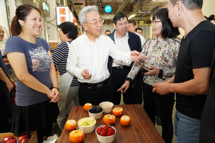 張桃林亦與批發市場內的商戶進行交流