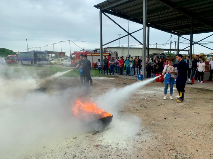 消防人員教導酒店業從業員使用滅火筒