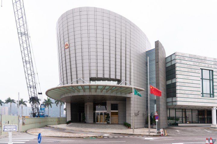 澳門特別行政區立法機關為新冠肺炎疫情犧牲烈士和逝世同胞下半旗誌哀