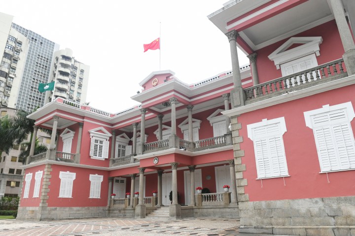 特區政府為新冠肺炎疫情犧牲烈士和逝世同胞下半旗誌哀