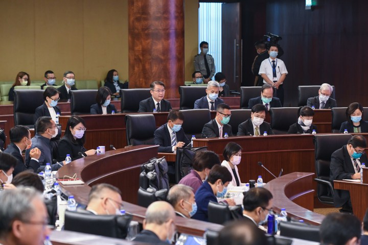 經濟財政司司長李偉農列席立法會全體會議，引介和說明2020年財政年度經濟財政領域施政方針政策，以及回應議員問題。