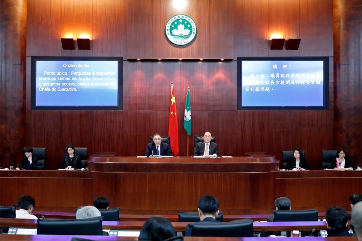 行政長官崔世安列席立法會全體會議，就政府施政及社會問題回應議員提問。