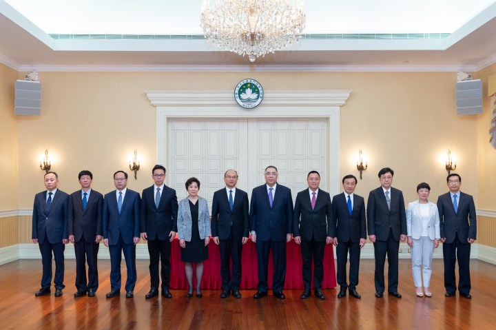 行政長官崔世安與河北省省長許勤等在簽署儀式後合影