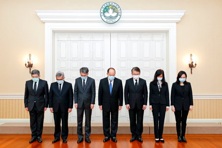 行政長官賀一誠、行政法務司司長張永春、經濟財政司司長李偉農、保安司司長黃少澤、社會文化司司長歐陽瑜、運輸工務司司長羅立文、行政長官辦公室主任許麗芳，今日在政府總