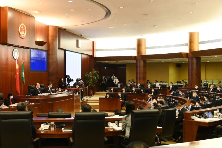 行政長官賀一誠列席立法會全體會議，就2020年財政年度施政報告內容回答議員提問。 (1)