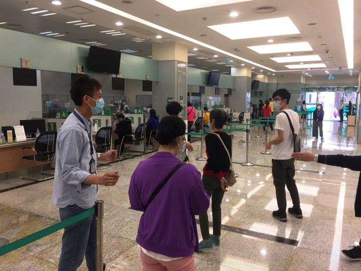 領卡期開始後，領卡安排有序進行。