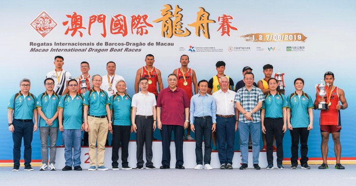 1. 行政長官崔世安等嘉賓與公開組三甲代表合照