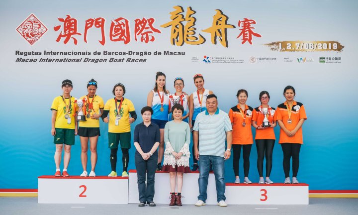11. 嘉賓向澳門小龍賽女子組得獎隊伍頒獎
