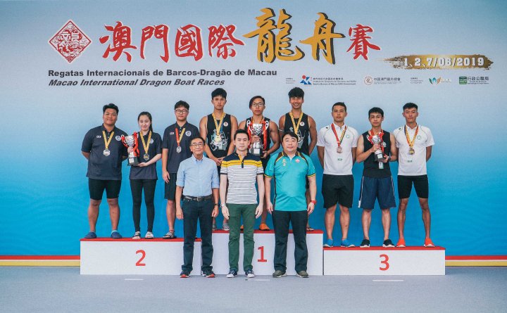 12. 嘉賓頒發澳門大學生小龍賽獎項
