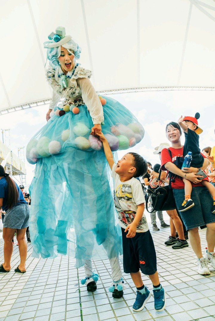 13. 一家大小歡度節日