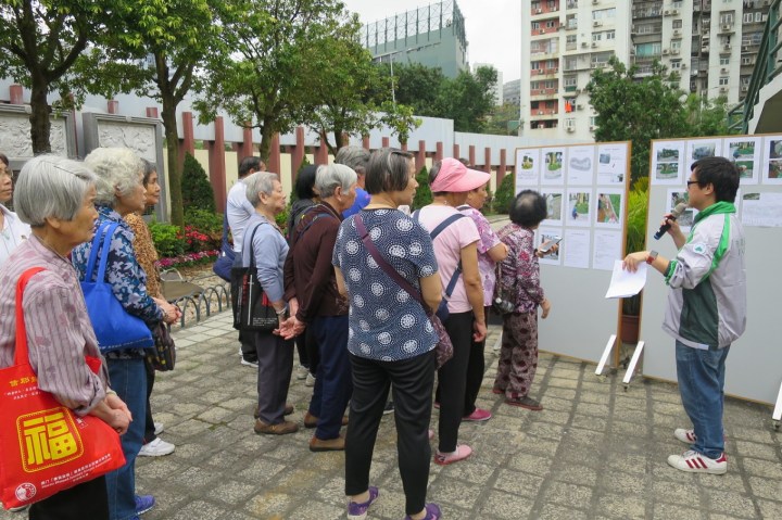 218 參觀者細心聆聽工作人員講解