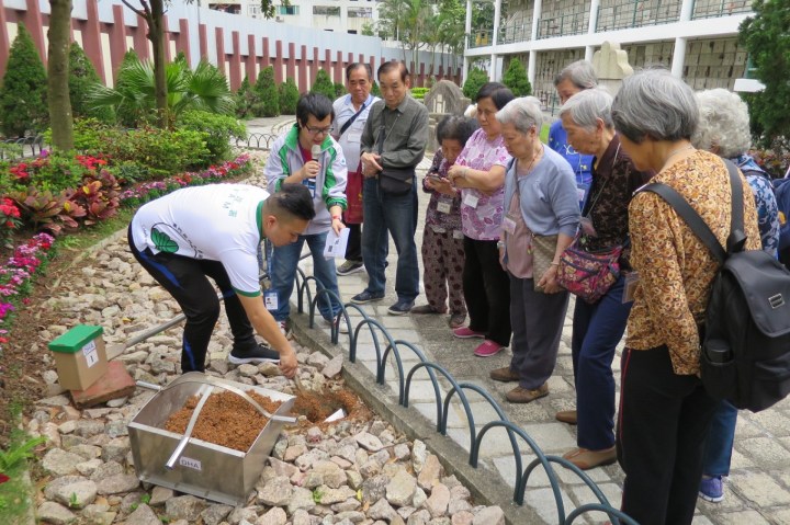 218 工作人員示範模擬樹葬的過程