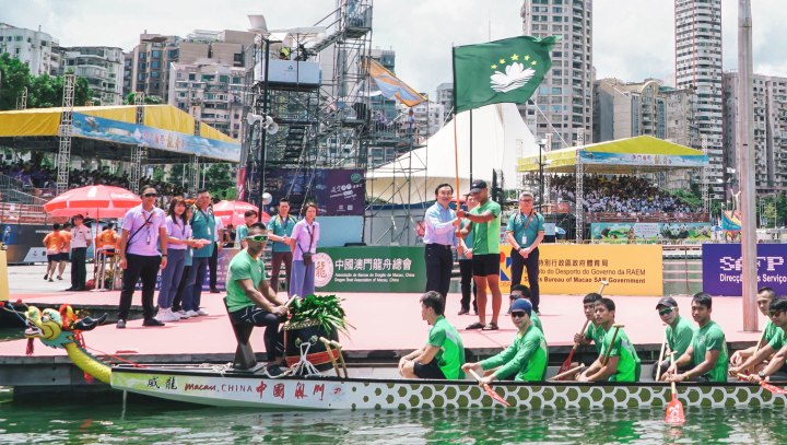 7. 社會文化司司長譚俊榮博士授旗予澳門龍舟代表隊