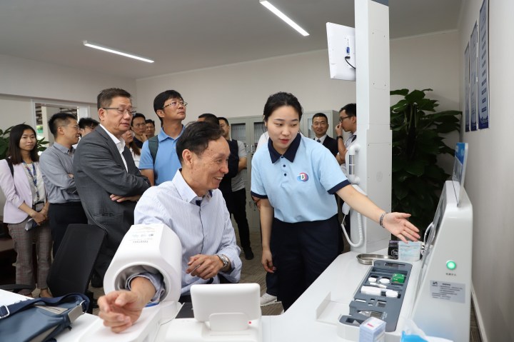 交諮委體驗“智能健康檢測一體機”瞭解“金巴”公司對駕駛員的體能監察操作