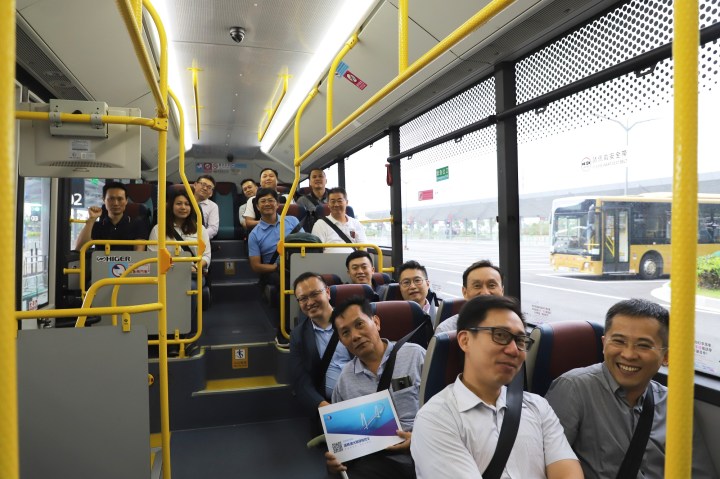 交諮會參訪團試乘“金巴”