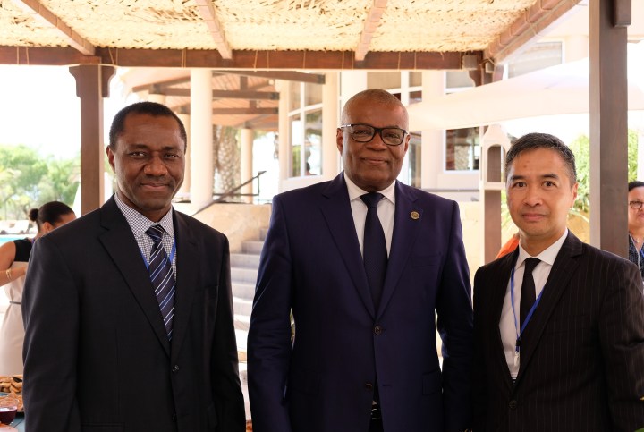 何永安與佛得角國民議會議長桑托斯(中)、佛得角審計法院院長施利華(左)合照。